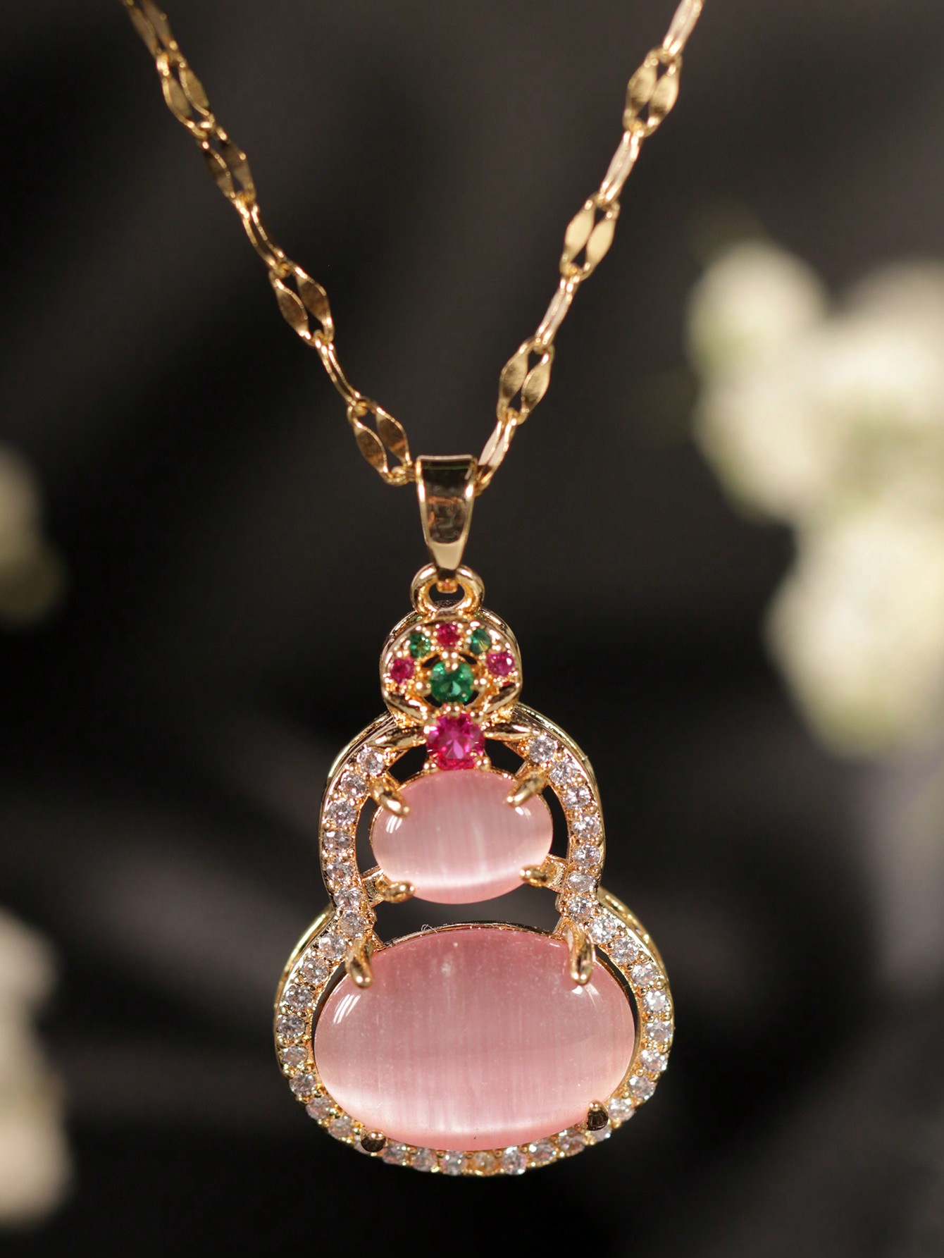 Luxury Lifestyle Goods - สร้อยคอจี้รูปน้ำเต้าสไตล์จีนชุบทอง 18K 1 ชิ้น สื่อถึงความโชคดีและความมั่งคั่ง ประดับด้วยเพชรหลากสีที่แวววาวและสีสันที่ตัดกัน