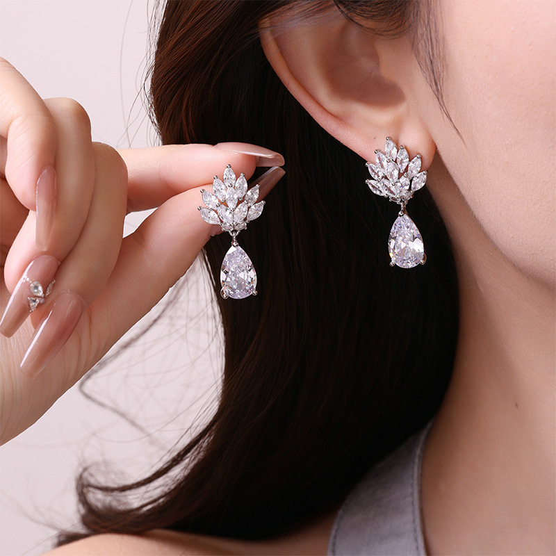 ต่างหูทรงหยดน้ำประดับเพชรซิรคอ - Luxury Lifestyle Goods บทวิจารณ์และราคา