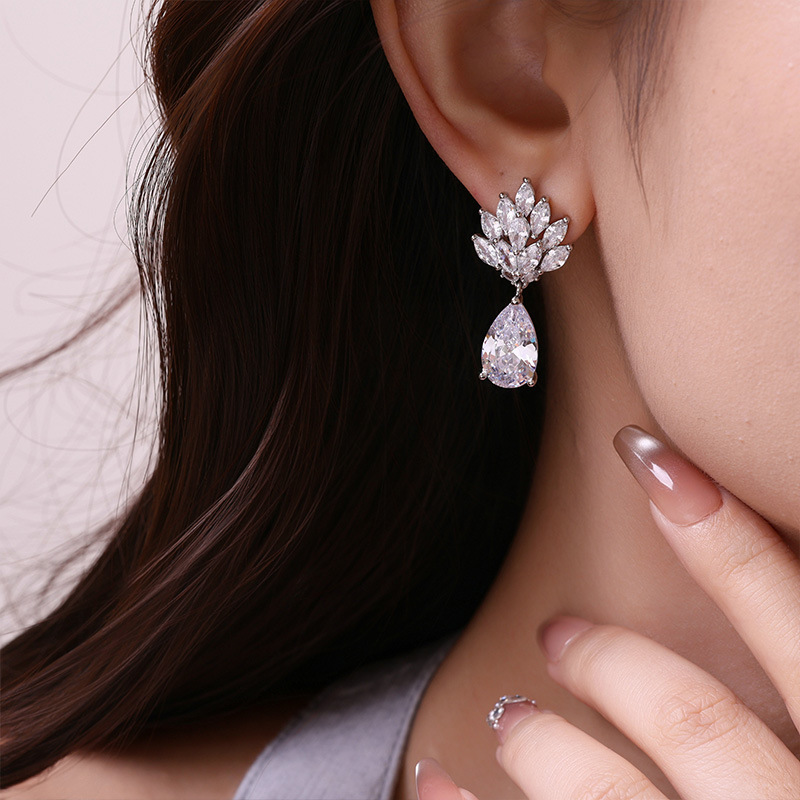 ต่างหูทรงหยดน้ำประดับเพชรซิรคอ - Luxury Lifestyle Goods บทวิจารณ์และราคา
